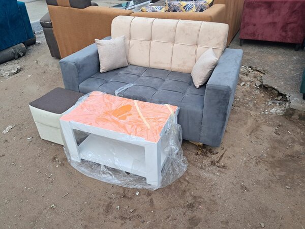 Canapé 2 places disponibles avec pouf et table basse