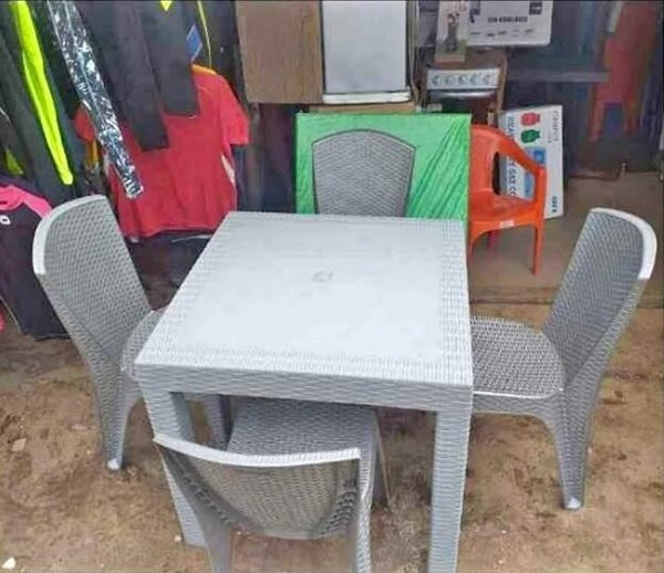 Ensemble table et chaises en rotin