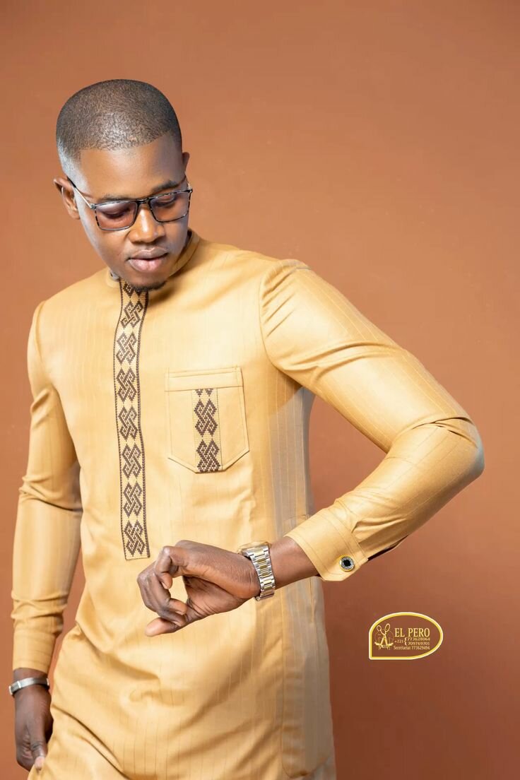Ensemble homme africain moderne