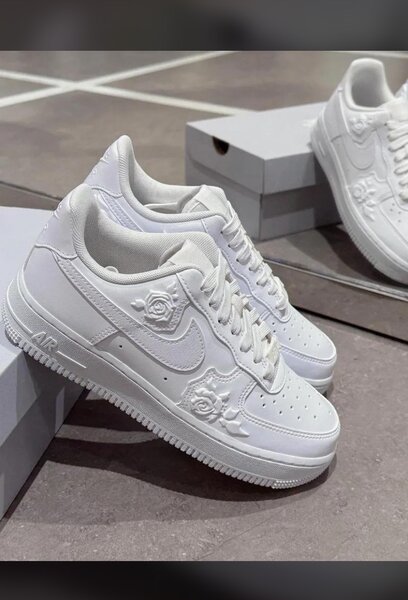 Baskets blanches en cuir embossé