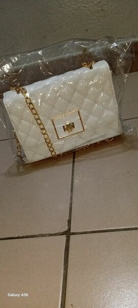 Sac à main élégant chaîne dorée