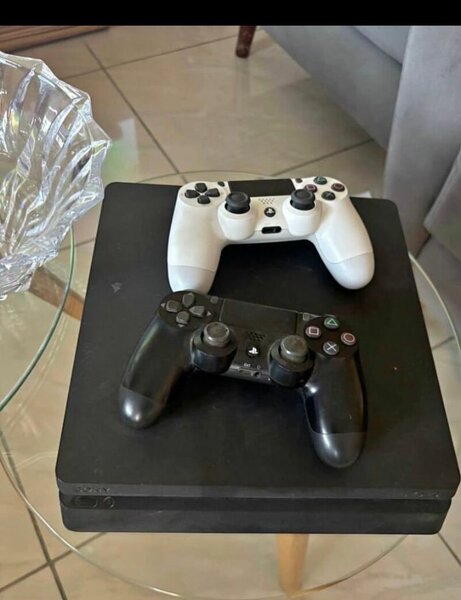 Console de jeux avec manettes