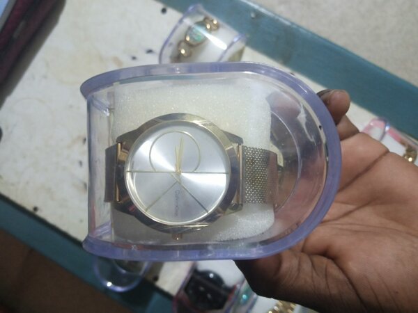 Montre élégante dorée homme