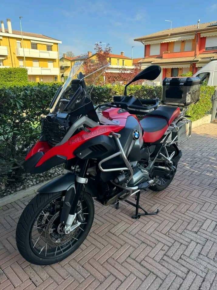 Moto aventure BMW GS rouge