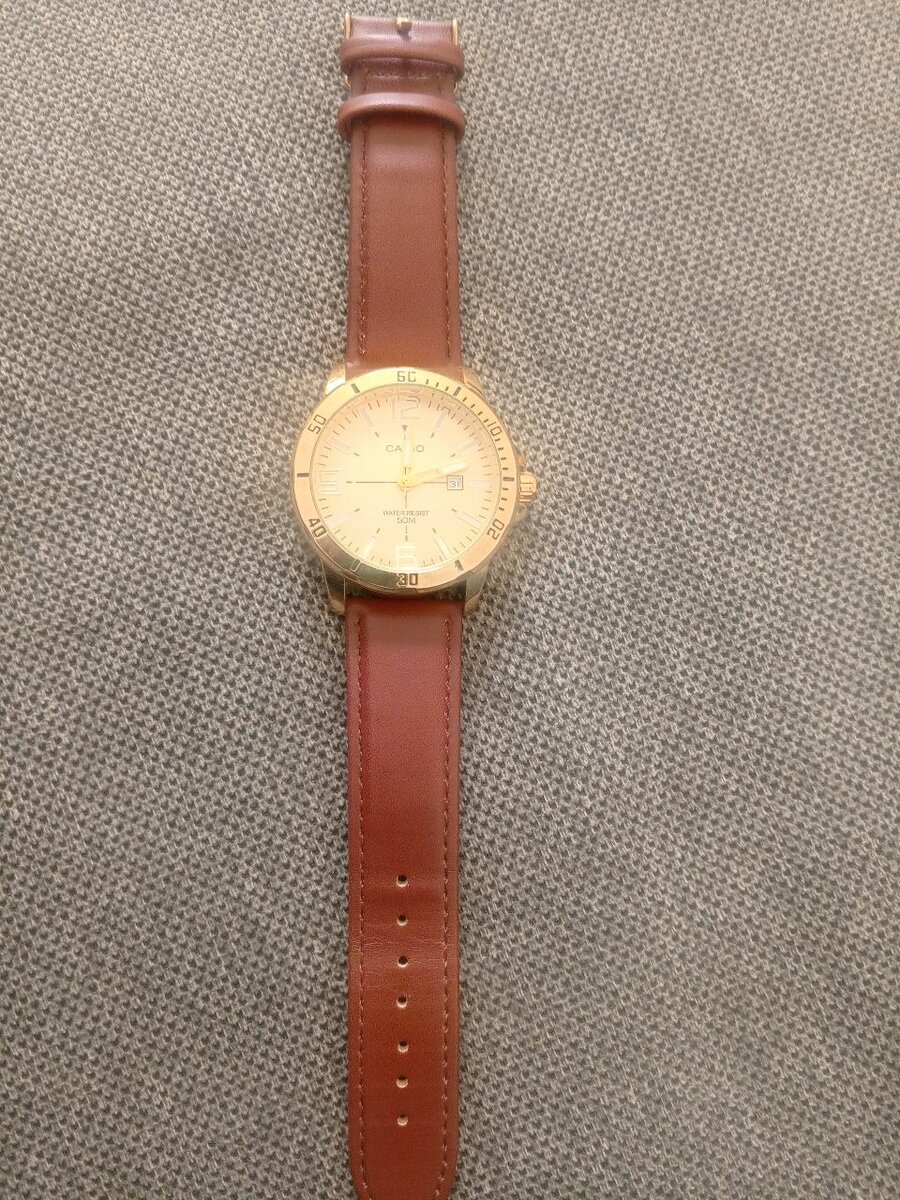 Montre élégante en cuir