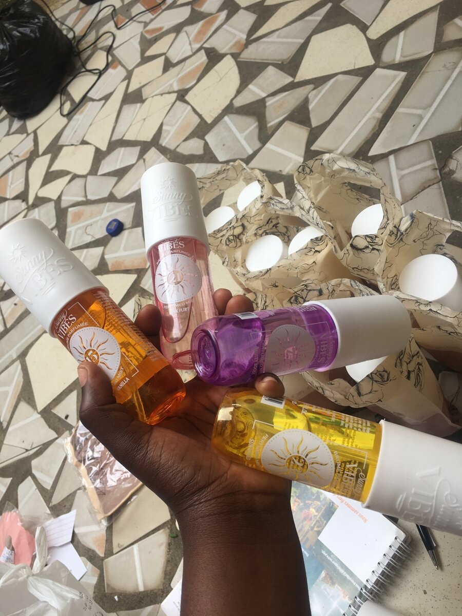 Brume corporelle parfumée colorée