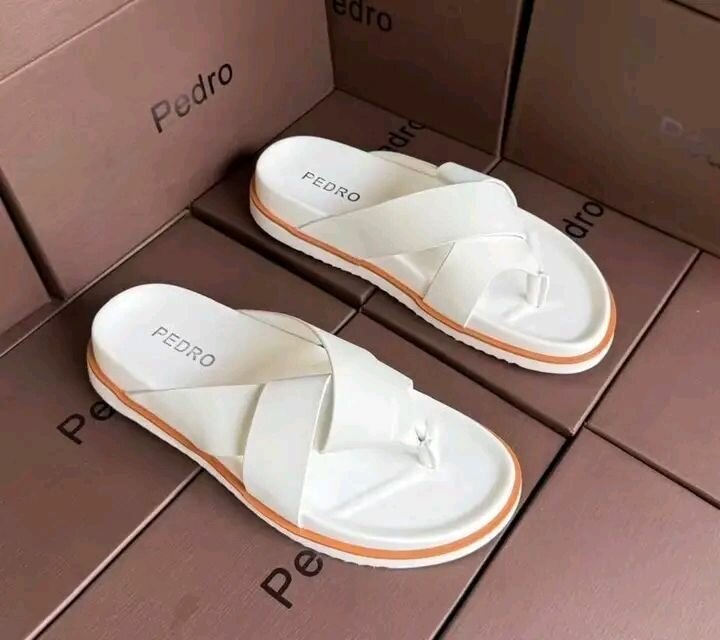 Claquettes croisées élégantes