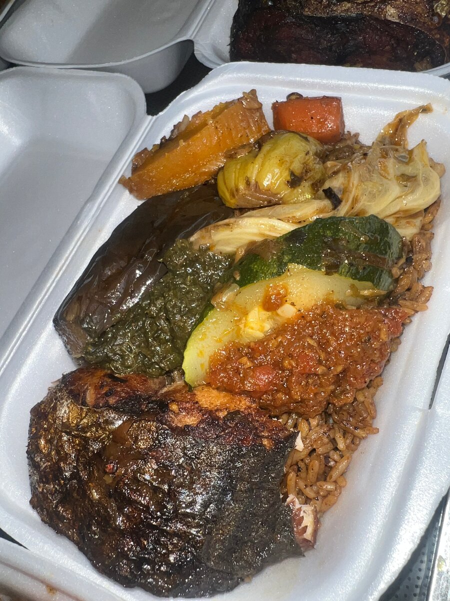 Plat varié de légumes et viande