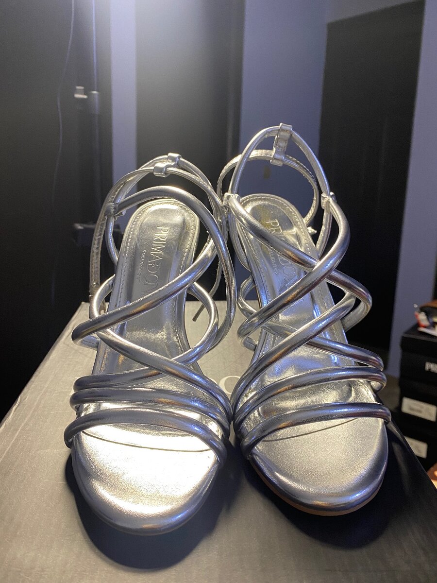 Sandales à talons argentés élégants