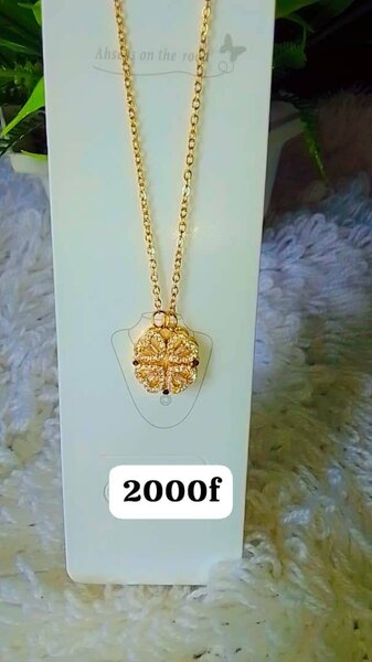 Collier doré élégant