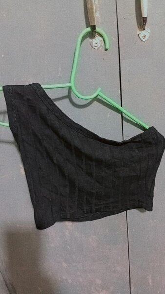 Top asymétrique noir élégant