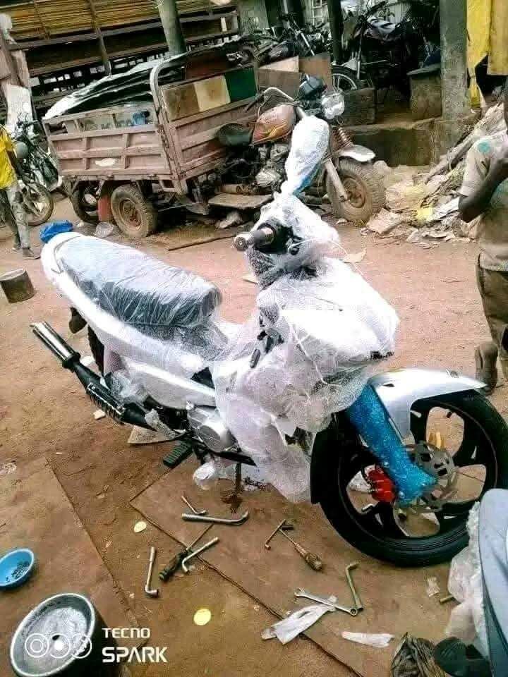 Moto de ville moderne KTM