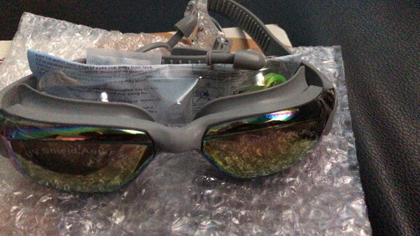 Swimming goggles
