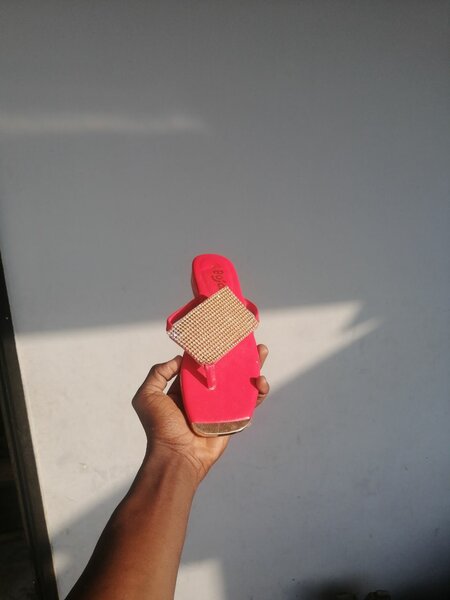 Sandales à talons roses brillantes