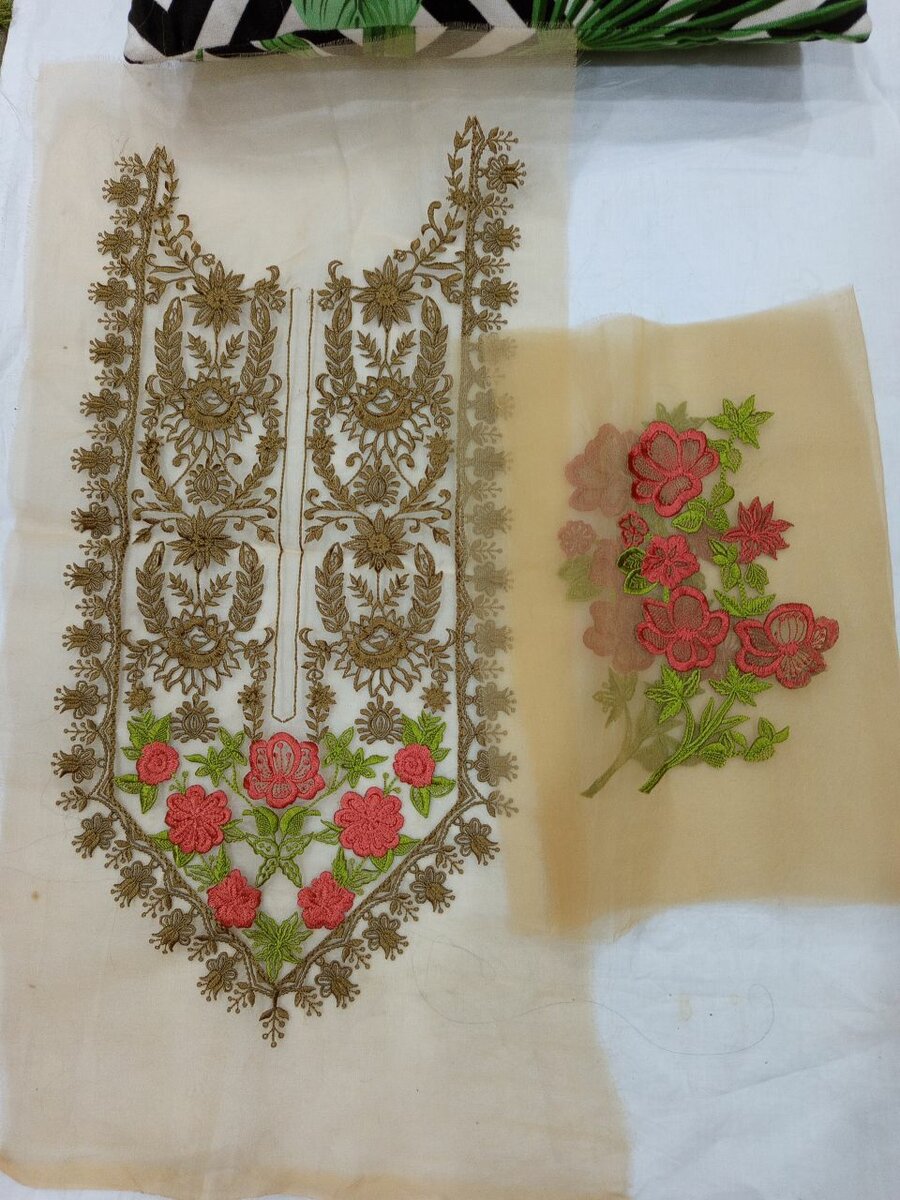 Neckline+bunches pair