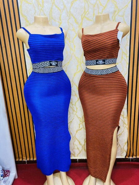 Robe ajustée en bandes avec ceinture