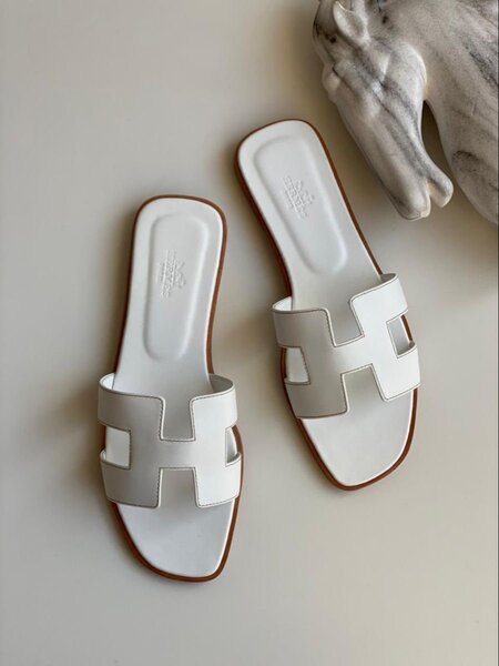 Sandales plates blanches élégantes