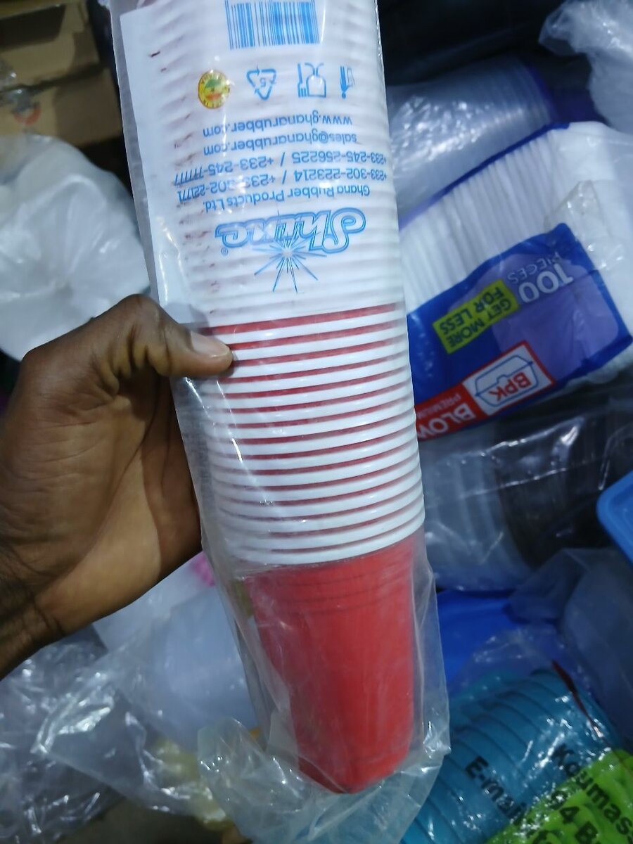 Gobelets en plastique rouges