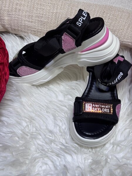 Sandales compensées noires et roses