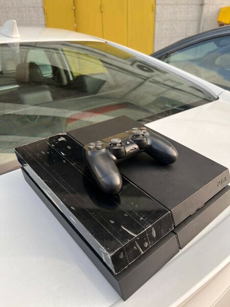 Ps4 fat craquée avec 6 jeux installés et une manette origina