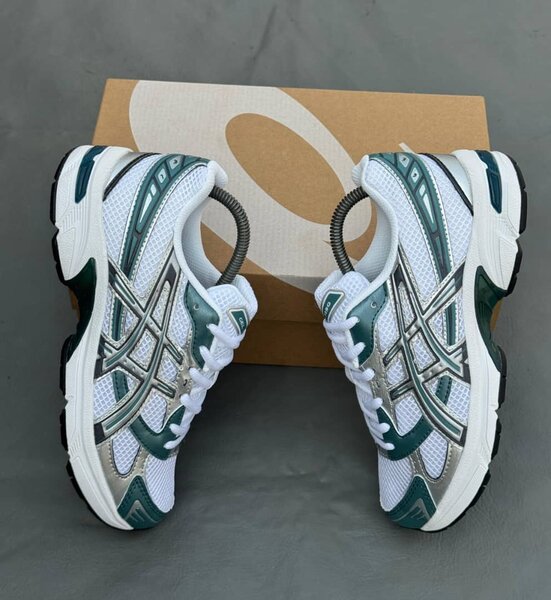 Chaussures Asics blanches et vertes