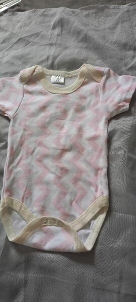 Newborn baby 0-3 months vests/onesies pretty patterns