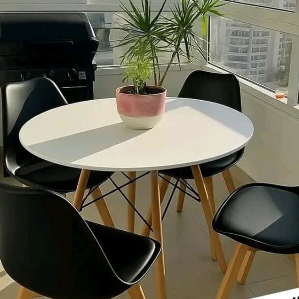 Table ronde avec chaises noires