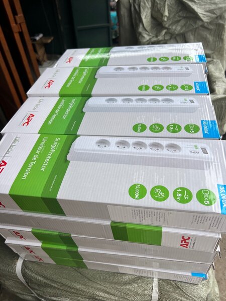 Bloc multiprise APC 5 prises avec protection parafoudre