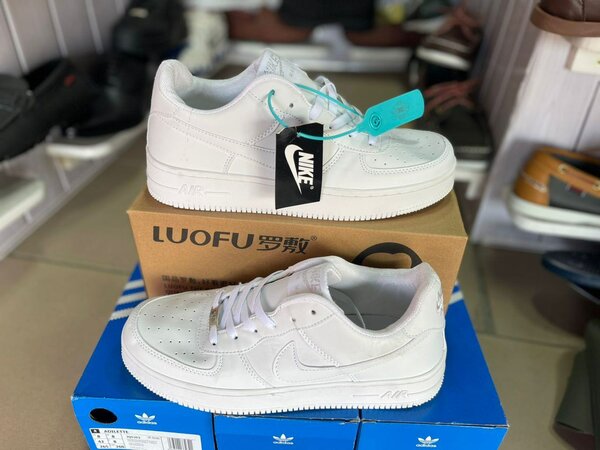 Baskets blanches classiques unisexes