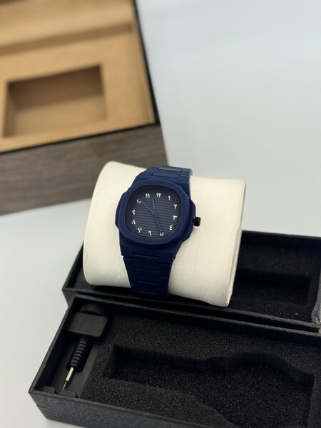 Montres élégantes et colorées