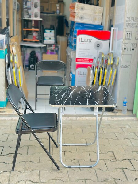 Table pliante en métal