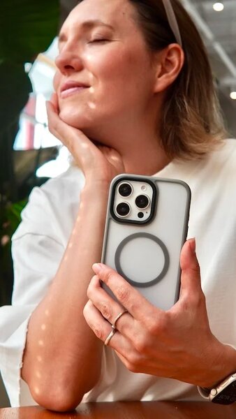 Coque iPhone 16 pro avec stand