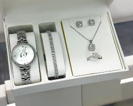 Комплект с наручными часами для женщин