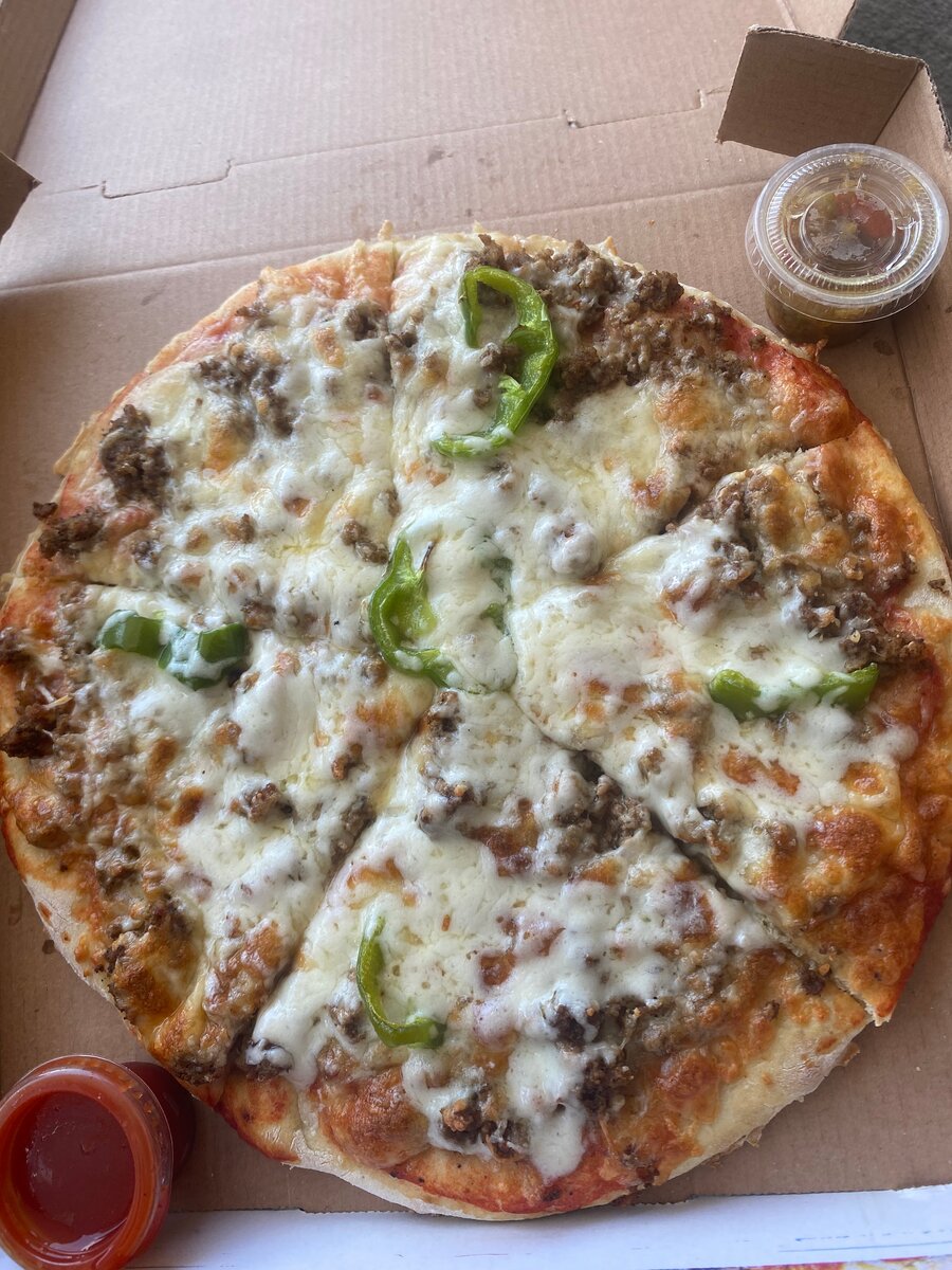 Pizza au fromage et viande épicée