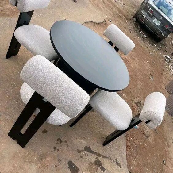 Table et chaises rondes modernes