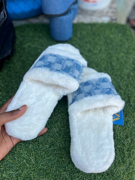 Chaussons fourrés blancs bande jeans