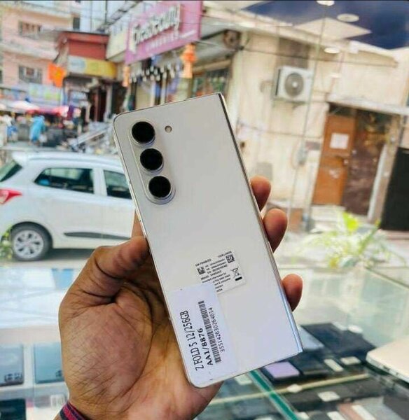 Smartphone moderne avec triple caméra