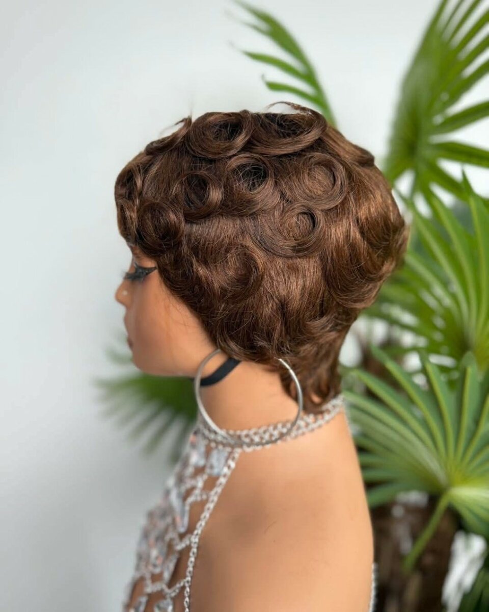 Perruque courte bouclée chic