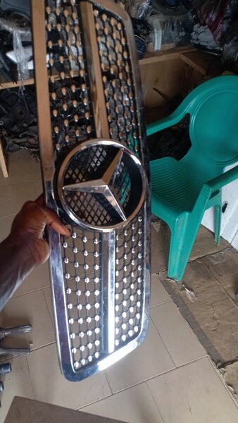 Calandre avant Mercedes C200