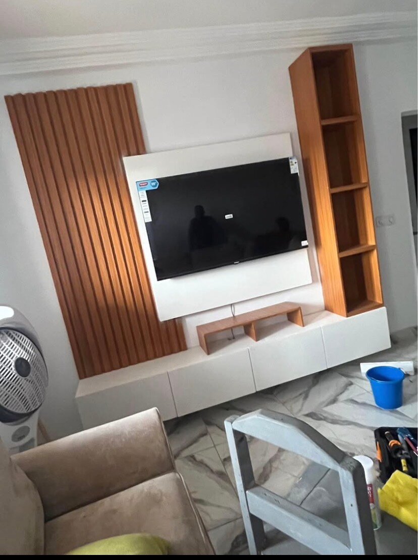 Meuble TV mural moderne avec étagères