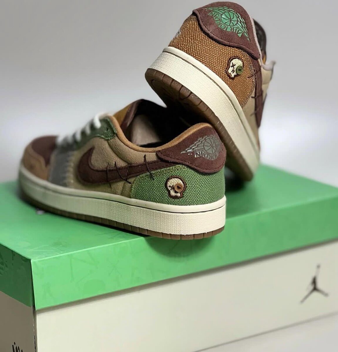 Chaussures Nike Jordan x Travis Scott