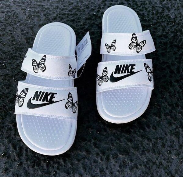 Sandales Nike en cuir blanc