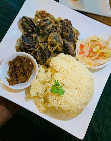 Repas Savoureux de Riz et Poulet