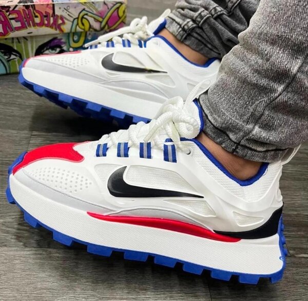 Chaussures Nike blanches rouges et bleues