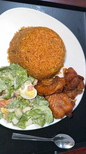 Repas Savoureux de Riz et Poulet