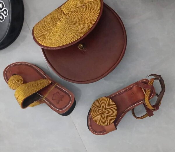 Sac à main en cuir et sandales assorties