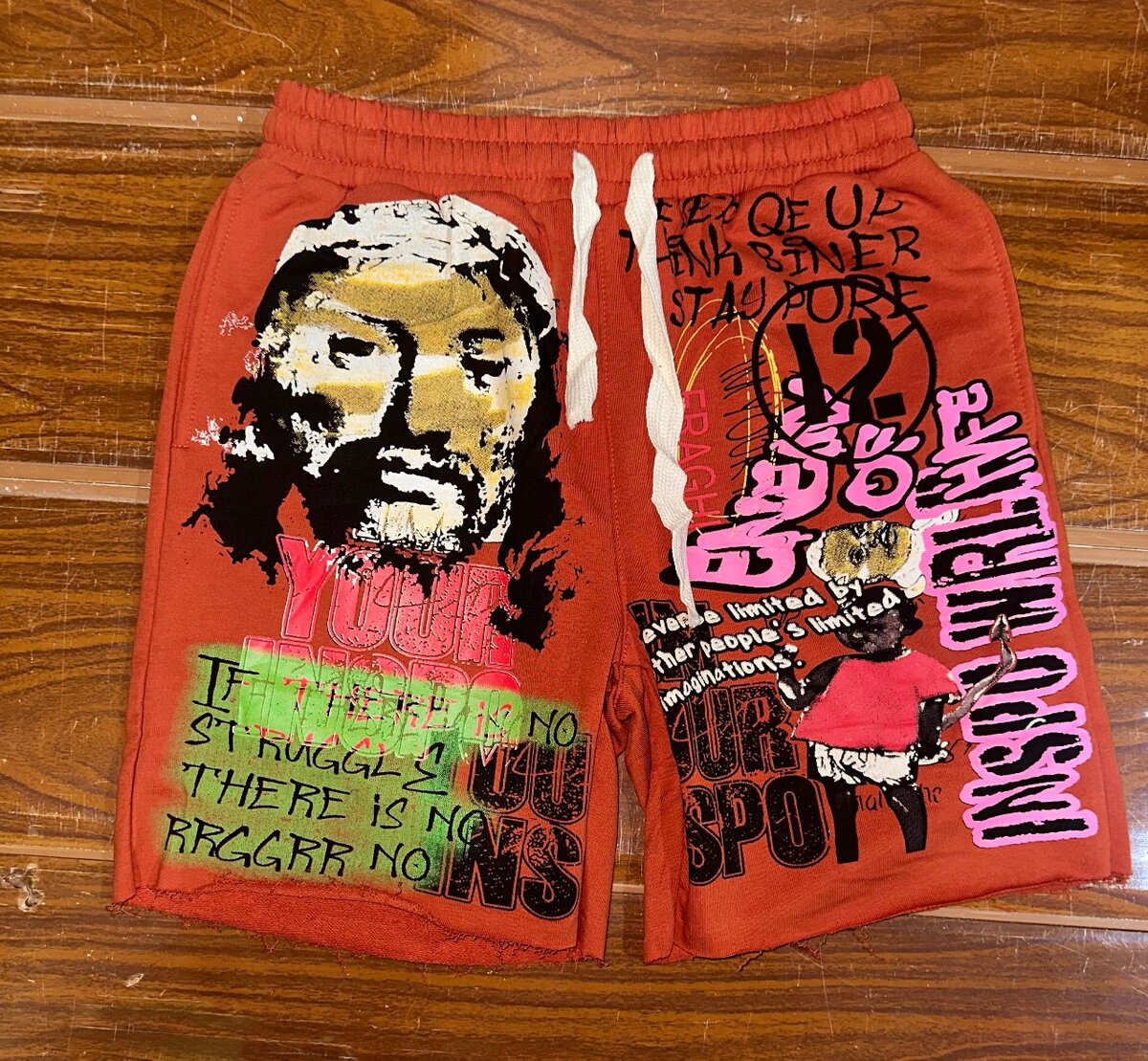 Shorts graphiques rouges tendance