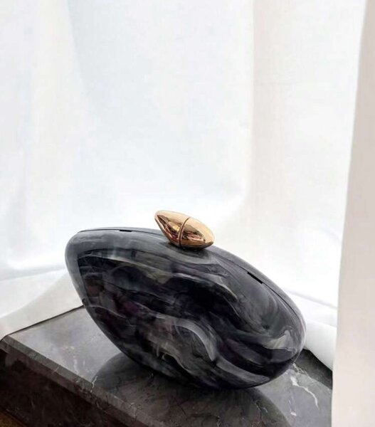 Élégant collier et boucles d'oreilles zébrés