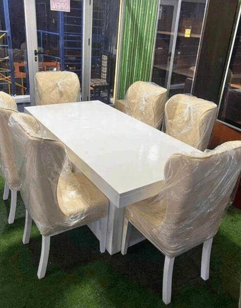 Table à manger blanche avec chaises