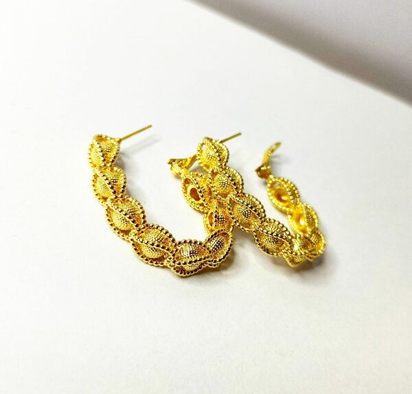 Boucles d'oreilles dorées élégantes